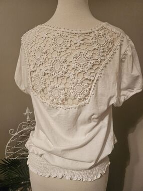 lei Crochet-Back Short Sleeve Top